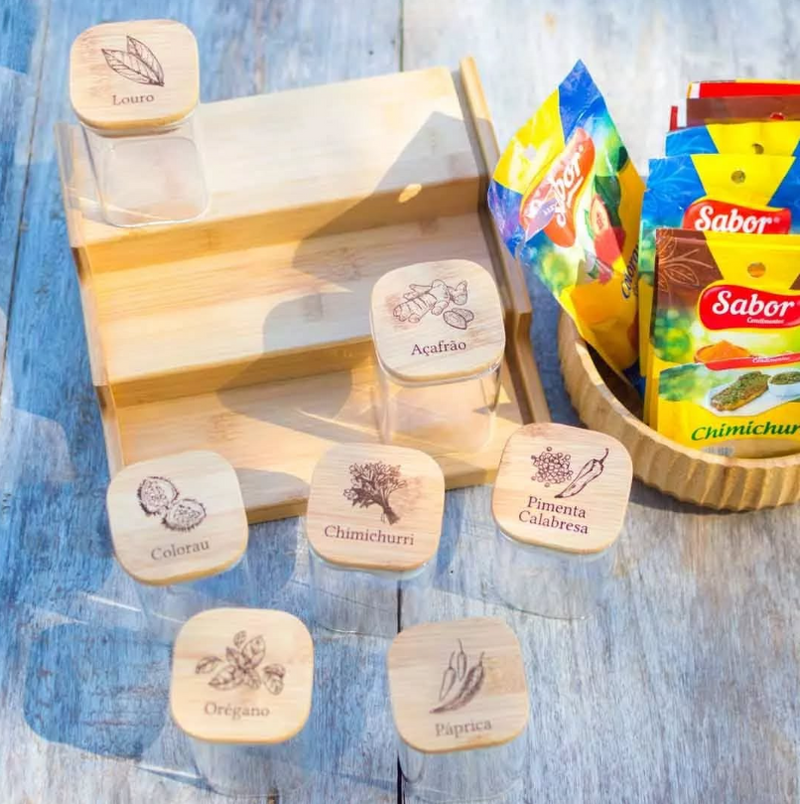 OrganizaGourmet™: Kit 15 Potes de Vidro de 200ml para Temperos (Bandeja Organizadora) (15 Colheres) | FRETE GRÁTIS HOJE!