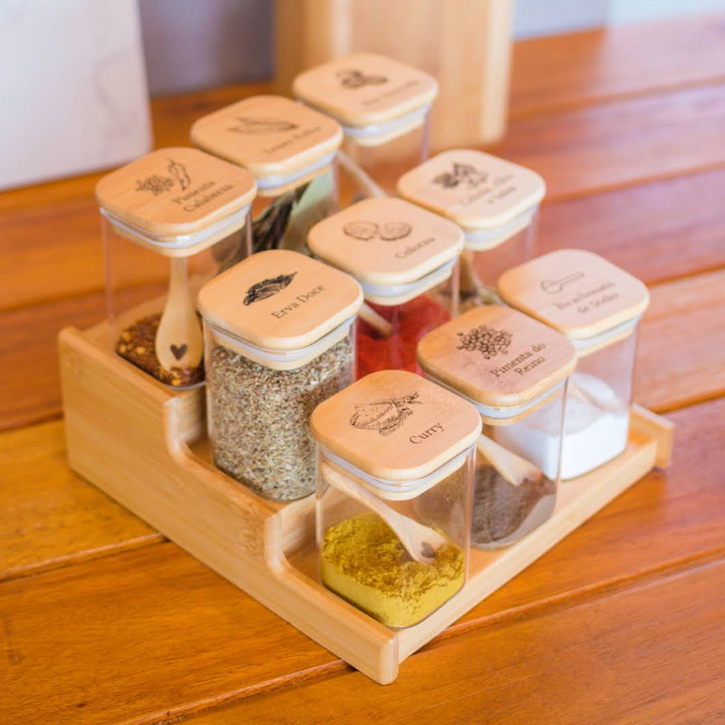 OrganizaGourmet™: Kit 15 Potes de Vidro de 200ml para Temperos (Bandeja Organizadora) (15 Colheres) | FRETE GRÁTIS HOJE!